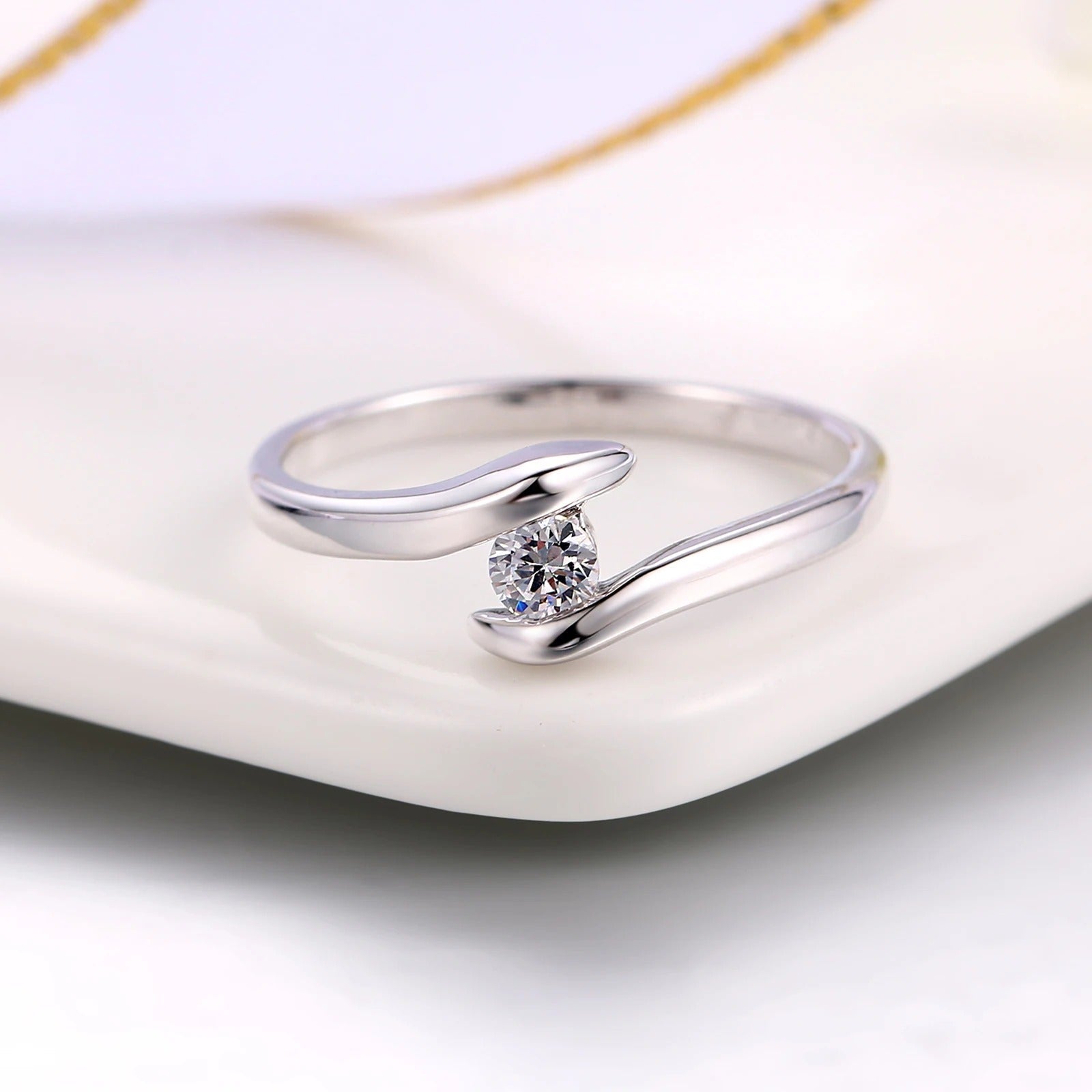 Silver Curved Band & Brilliant Center Diamond Ring-EllyBoutique